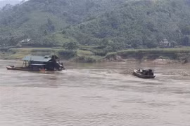 Tàu cuốc đang hút khoáng sản trên sông Hồng, khu vực giáp ranh giữa hai xã Tân Hợp và Mậu Đông, huyện Văn Yên (Yên Bái). (Ảnh: Tuấn Anh/TTXVN)