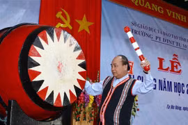 Thủ tướng Nguyễn Xuân Phúc đánh trống khai giảng năm học mới 2018-2019 tại Trường Phổ thông Dân tộc nội trú huyện Tu Mơ Rông, tỉnh Kon Tum. (Ảnh: Thống Nhất/TTXVN)