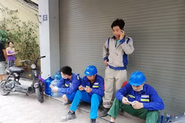 Người dân Hà Nội sơ tán sau rung lắc. (Ảnh: Thanh Tùng/TTXVN)