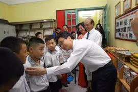 Phó Thủ tướng Vũ Đức Đam với các học sinh trong ngày khai giảng. (Ảnh: TTXVN phát)