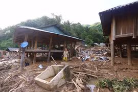 Vụ sạt lở đất nghiêm trọng xảy ra tại bản Poọng, xã Tam Chung, huyện Mường Lát, tỉnh Thanh Hóa đã vùi lấp và phá hủy nhiều căn nhà. 