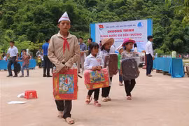 Hàng chục ngàn sách vở, đồ dùng học tập cho học sinh dân tộc thiểu số vùng cao được trao trước ngày khai giảng. (Ảnh: Nguyễn Oanh/TTXVN)