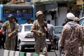 Binh sỹ Iran gác bên ngoài tòa nhà Quốc hội ở Tehran sau vụ tấn công. (Nguồn: AFP/TTXVN)