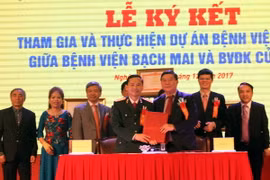 Ký kết thỏa thuận hợp tác và thực hiện Dự án Bệnh viện vệ tinh giữa Bệnh viện Bạch Mai và Bệnh viện Đa khoa Cửa Đông. (Ảnh: Tá Chuyên/TTXVN)