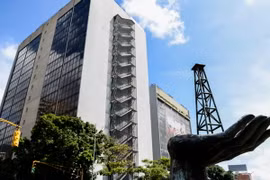 Trụ sở của Tập đoàn Dầu khí quốc gia Venezuela (PDVSA) tại Caracas ngày 14/11. (Nguồn: AFP/TTXVN)