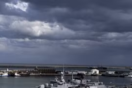 Tàu khu trục ARA Sarandi của Hải quân Argentina tham gia chiến dịch tìm kiếm tàu ngầm ARA San Juan tại Mar del Plata ngày 20/11. (Nguồn: AFP/TTXVN)
