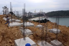 Các phần móng biệt thự xây dựng trái phép khi chưa được cấp giấy phép xây dựng tại dự án Khu du lịch Sinh thái Biển Tiên Sa. (Ảnh: Trần Lê Lâm/TTXVN)