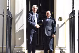 Bộ trưởng Đinh Tiến Dũng hội đàm với Ngài Philip Hammond, Bộ trưởng Bộ Ngân khố Vương Quốc Anh trong khuôn khổ Hội nghị Xúc tiến đầu tư tài chính tại Anh Quốc. 