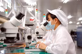 Dây chuyền sản xuất linh kiện điện tử tại Công ty Synopex Việt Nam, tại Khu công nghiệp Quang Minh, Hà Nội. 