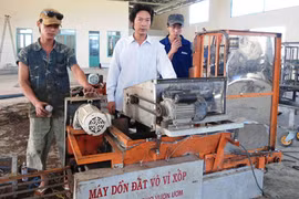 Nhà nông sáng chế Nguyễn Hồng Chương (áo trắng) trong xưởng cơ khí của mình. (Nguồn: Báo Lâm Đồng)