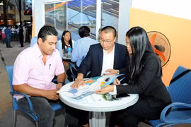 Doanh nghiệp Việt Nam trao đổi với đối tác Cuba tại FIHAV 2018. (Ảnh: Vũ Lê Hà/TTXVN)