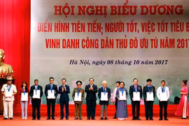 Trưởng Ban Tuyên giáo Trung ương Võ Văn Thưởng và Bí thư Thành ủy Hoàng Trung Hải vinh danh 10 Công dân Thủ đô ưu tú năm 2017. (Nguồn: hanoi.gov.vn)