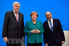Chủ tịch CSU Horst Seehofer (trái), Thủ tướng Đức Angela Merkel (giữa) và Chủ tịch SPD Martin Schulz. (Ảnh: AFP/TTXVN)