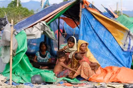 Người Rohingya tại trại tị nạn ở biên giới Myanmar-Bangladesh, gần thị trấn Maungsaw, bang Rakhine ngày 12/11/2017. (Nguồn: AFP/TTXVN)