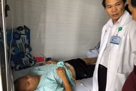 Bác sĩ thăm khám cho bệnh nhân. (Ảnh: Huyền Trang/TTXVN)