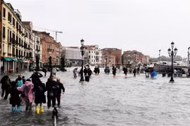 Thành phố du lịch nổi tiếng Venice của Italy đã bị ngập gần như hoàn toàn do triều cường. (Ảnh: AFP/TTXVN)