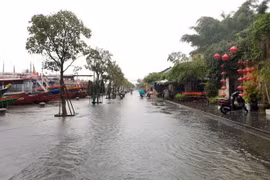 Các tuyến đường trong thành phố Tam Kỳ bị ngập sâu trong nước. (Ảnh: Trần Tĩnh/TTXVN)