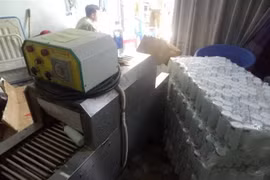 Máy móc sản xuất mỹ phẩm giả và tang vật bị thu giữ. (Ảnh: Mạnh Linh/TTXVN)