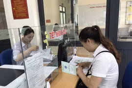 Tiếp nhận hồ sơ, thu bảo hiểm xã hội. (Ảnh minh họa: TTXVN)