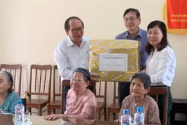  Lãnh đạo tỉnh Phú Yên tặng quà cho các đối tượng chính sách tại Trung tâm nuôi dưỡng người có công. (Ảnh minh họa: Xuân Triệu/TTXVN)
