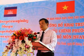 Chủ tịch Ủy ban Nhân dân tỉnh Tây Ninh Phạm Văn Tân công bố khai trương cửa khẩu Phước Tân thành cửa khẩu chính. (Ảnh: Lê Đức Hoảnh/TTXVN)