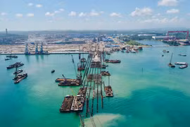 Cảng nước sâu Hòa Phát Dung Quất khi hoàn thành sẽ nằm trong Top 2 cảng đón tàu trọng tải lớn nhất Việt Nam, lên tới 200.000 tấn. (Nguồn: CTV)