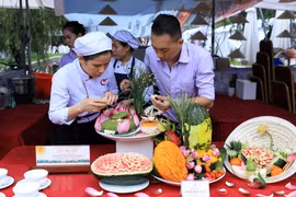 Trang trí món ăn tại một liên hoan ẩm thực. (Ảnh minh họa: Hoàng Hùng/TTXVN)