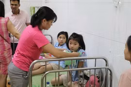 Bệnh nhân được điều trị tại Trung tâm Y tế thành phố Ninh Bình. (Ảnh: Ninh Đức Phương/TTXVN)