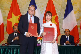 Thủ tướng Nguyễn Xuân Phúc và Thủ tướng Pháp Édouard Philippe chứng kiến lễ trao Hợp đồng mua 50 máy bay A321neo của Công ty cổ phần hàng không Vietjet. (Ảnh: Thống Nhất/TTXVN)
