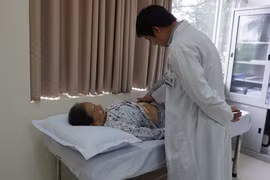 Bác sỹ thăm khám cho bệnh nhân. (Nguồn: TTXVN)