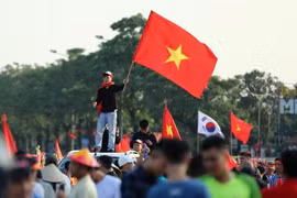 Cổ động viên cổ vũ đội tuyển Việt Nam bên ngoài sân vận động Mỹ Đình. (Ảnh: Thành Đạt/TTXVN)