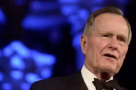 Cựu Tổng thống Mỹ George Herbert Walker Bush phát biểu tại một sự kiện ở Washington, DC, Mỹ, ngày 6/12/2002. (Ảnh: AFP/TTXVN)