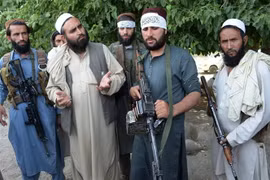 Các tay súng Taliban tại khu vực ngoại ô Jalalabad, ngày 16/6. (Ảnh: AFP/TTXVN)