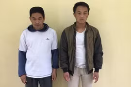Hai đối tượng Thào Seo Sì (bên phải) và Chẩn Seo Phủ tại cơ quan điều tra. (Ảnh: TTXVN)