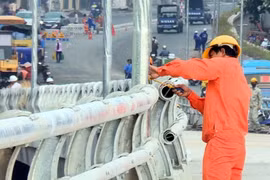 Công nhân đang gấp rút thi công giai đoạn cuối cầu vượt nút giao An Dương. (Ảnh: Nguyễn Văn Cảnh/TTXVN)