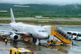 Hàng không hủy, chỉnh giờ bay nhiều chuyến vì bão Rammasun 