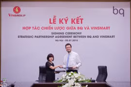 Vinsmart và BQ ký kết hợp đồng mua bán bản quyền sở hữu trí tuệ để thúc đẩy sản xuất điện thoại thông minh. (Ảnh: PV)