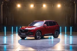 xe SUV lại có những đường gân tạo mảng lồi, lõm gợi ý về một khối động cơ mạnh mẽ bên dưới, mang tới cảm giác cứng cáp, khoẻ khoắn và thể thao 