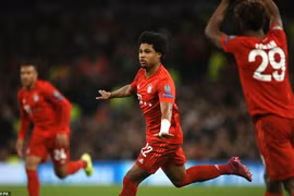 Serge Gnabry giúp Bayern thắng tưng bừng trên đất Anh.