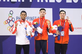 Huy Hoàng (giữa) giành HCV ở nội dung 1.500m tại SEA Games 30. (Ảnh: Vietnam+)