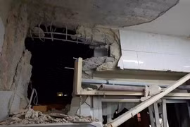 Một tòa nhà bị hư hỏng sau vụ không kích của Israel. (Nguồn: AP)