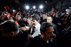 Thủ tướng Justin Trudeau (Áo trắng) vận động tranh cử. (Nguồn: Reuters)