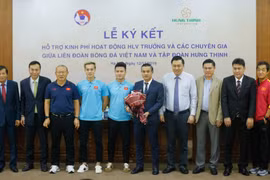 Các đại biểu chụp ảnh lưu niệm tại buổi ký kết. (Ảnh: Trọng Đạt/TTXVN)