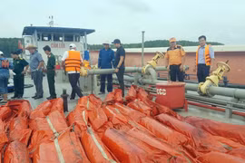 Các trang thiết bị chống tràn dầu được bố trí sẵn sàng để khắc phục sự cố. (Ảnh: TTXVN phát)