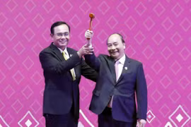 Trong ảnh: Thủ tướng Nguyễn Xuân Phúc nhận búa Chủ tịch ASEAN từ Thủ tướng Thái Lan Prayuth Chan-o-cha. (Ảnh: Thống Nhất/TTXVN)