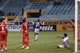 Omar ăn mừng sau khi ghi bàn vào lưới Thành phố Hồ Chí Minh. (Ảnh: như Đạt/Vietnam+)