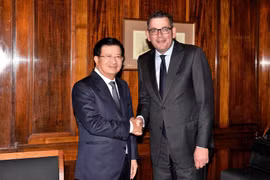 Phó Thủ tướng Trịnh Đình Dũng gặp Thủ hiến bang Victoria Daniel Andrews. (Ảnh: TTXVN phát)