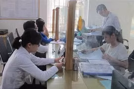 Người dân làm thủ tục hành chính. (Ảnh minh họa: Hải Yến/TTXVN)