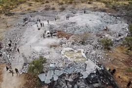 Hiện trường khu vực bị oanh kích gần làng Barisha, tỉnh Idlib, miền Tây Bắc Syria, nơi "một nhóm có liên hệ với IS đồn trú, ngày 27/10. (Ảnh: AFP/TTXVN)
