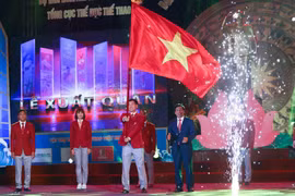 Ông Trần Đức Phấn, Phó Tổng cục trưởng Tổng cục Thể dục thể thao, Trưởng Đoàn thể thao Việt Nam tham dự SEA Games 30 phất cao lá quốc kỳ Việt Nam trong Lễ xuất quân. (Ảnh: Trọng Đạt/TTXVN)
